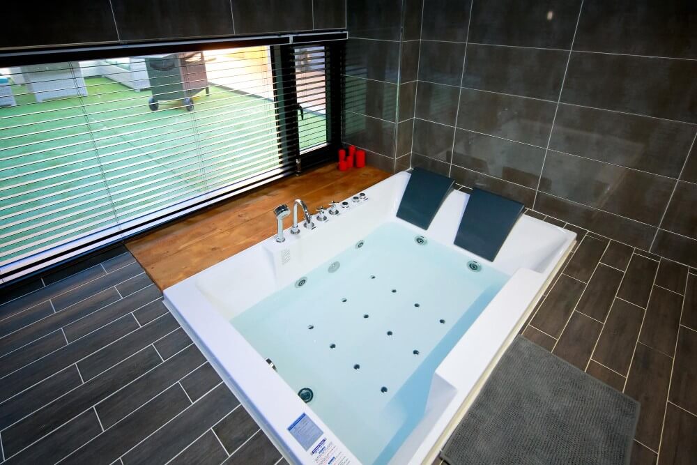 Hydrotherapy Bath Benefits: How to Turn Your Bathtub Into a Therapeutic Tool