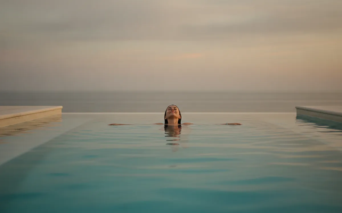 Passive Hydrotherapy for Stress: Floatation Tanks, Warm Baths, and What Works Without Effort